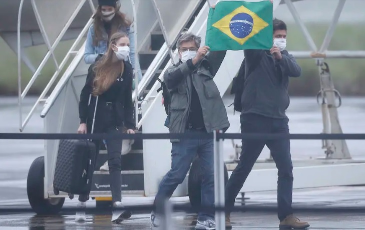 Grupo de brasileiros repatriados chegou de Wuhan, epicentro do coronavírus na China, à Base Aérea Militar de Anápolis (GO) às 06h05 deste domingo, 9